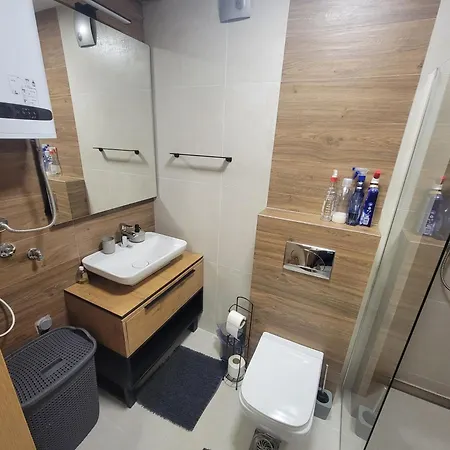Goldview Apartment *